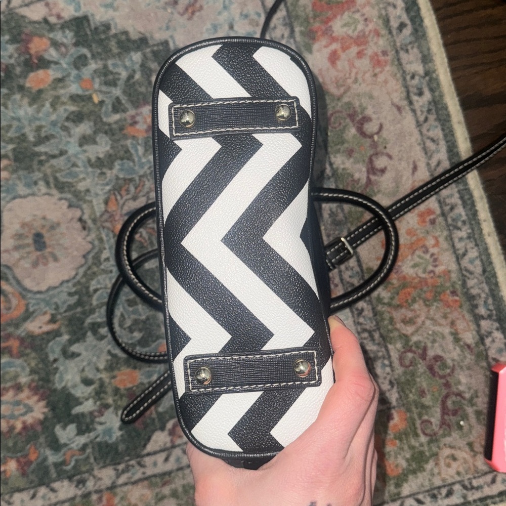 DOONEY & BOURKE Black/White Chevron Ruby Crossbody Bag - Picture 6 of 6